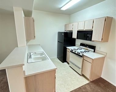 7413 W Russell Road - Photo Thumbnail 3