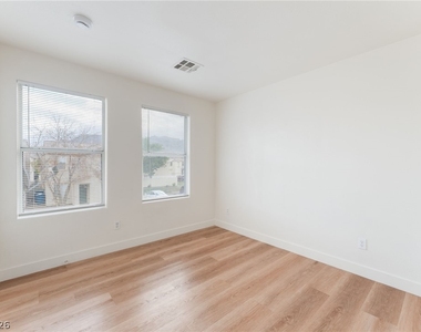 2137 Tierra Del Verde Street - Photo Thumbnail 32
