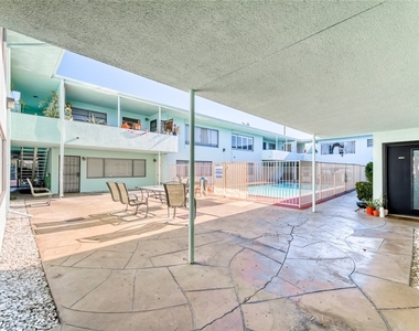 1700 Rexford Drive - Photo Thumbnail 5