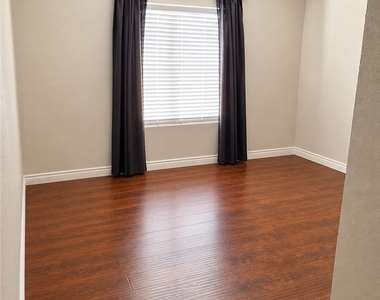 8070 W Russell Road - Photo Thumbnail 5