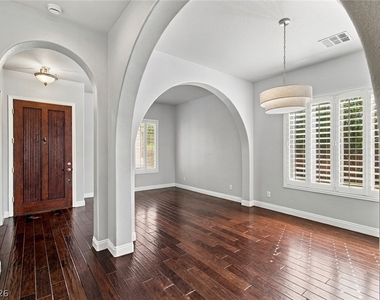 305 Corsicana Street - Photo Thumbnail 9
