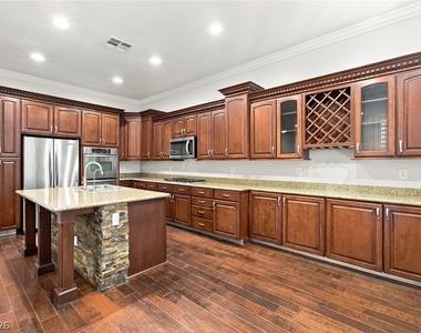 305 Corsicana Street - Photo Thumbnail 15