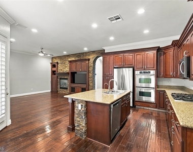 305 Corsicana Street - Photo Thumbnail 17