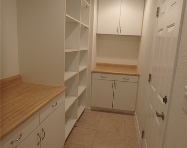 8421 Gillette Avenue - Photo Thumbnail 15