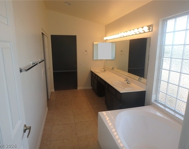8421 Gillette Avenue - Photo Thumbnail 11
