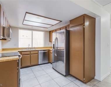 3821 Summer Breeze Circle - Photo Thumbnail 9