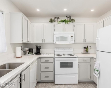 8004 Divine Drive - Photo Thumbnail 4