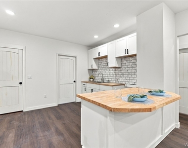 361 Marilla St (upper) - Photo Thumbnail 4