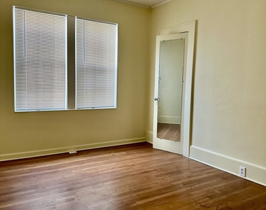 403 E Elm Street - Photo Thumbnail 6