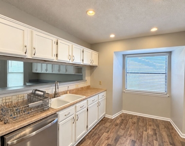 403 Fairfield Court - Photo Thumbnail 3