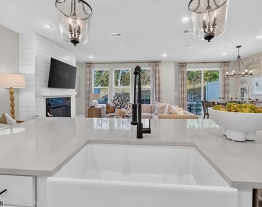 12 Court Ln - Photo Thumbnail 9