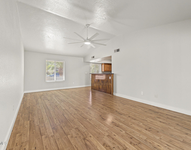 4616 E Voltaire Avenue - Photo Thumbnail 18