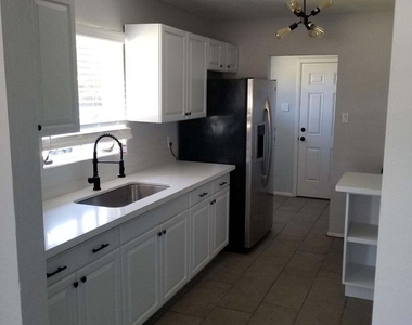 2422 N 20th Avenue - Photo Thumbnail 1
