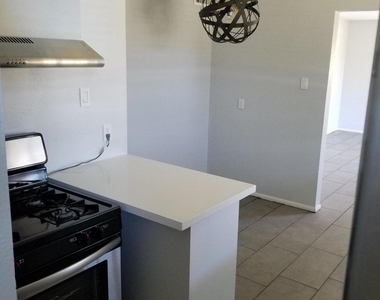2422 N 20th Avenue - Photo Thumbnail 2