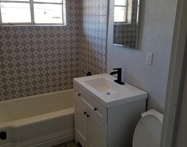 2422 N 20th Avenue - Photo Thumbnail 3