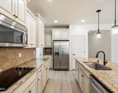 12120 W Cottontail Lane - Photo Thumbnail 11
