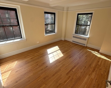 Christopher St - Photo Thumbnail 4
