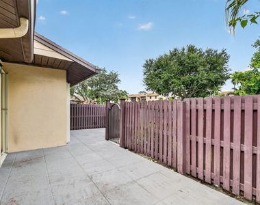 604 Sea Pine Way - Photo Thumbnail 4