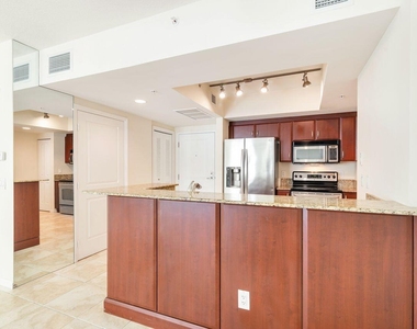 403 S Sapodilla Avenue - Photo Thumbnail 3