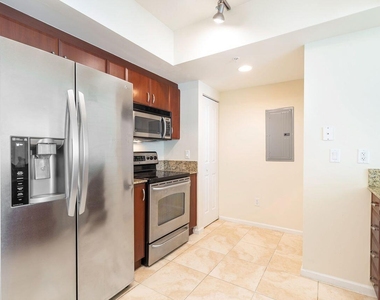 403 S Sapodilla Avenue - Photo Thumbnail 2