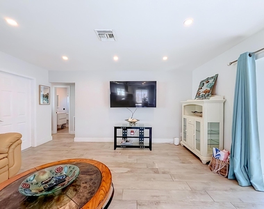 238 Corsair Avenue - Photo Thumbnail 11