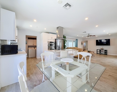 238 Corsair Avenue - Photo Thumbnail 20