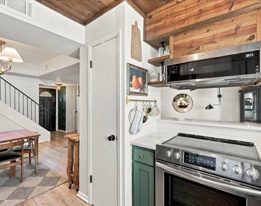 1955 Shorewood Drive - Photo Thumbnail 8