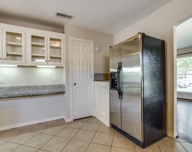 4918 Thrush Street - Photo Thumbnail 7