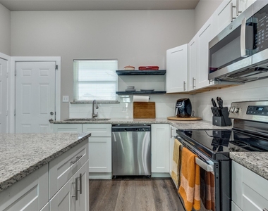 1425 Evans Avenue - Photo Thumbnail 2