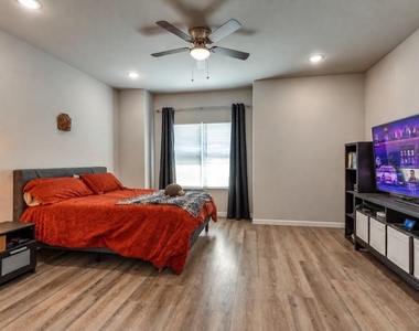 1425 Evans Avenue - Photo Thumbnail 3
