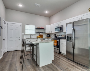 1425 Evans Avenue - Photo Thumbnail 5