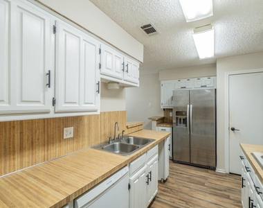 1515 Cherrycrest Street - Photo Thumbnail 5