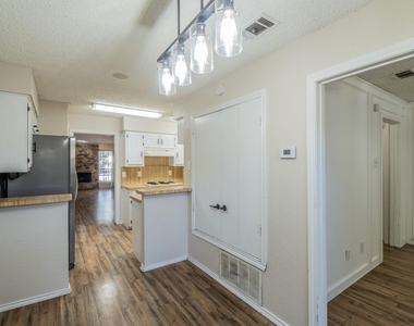 1515 Cherrycrest Street - Photo Thumbnail 10