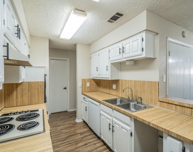 1515 Cherrycrest Street - Photo Thumbnail 7