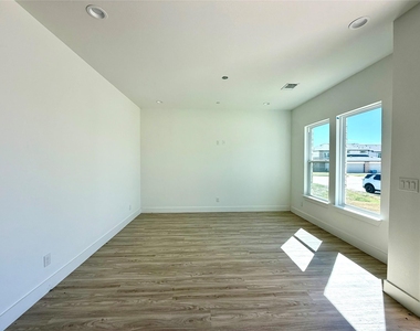 8902 Lowell Street - Photo Thumbnail 2