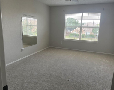 106 N Alder Drive - Photo Thumbnail 6