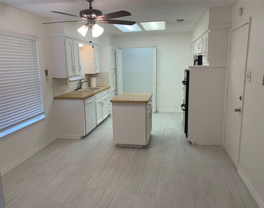5804 Chadsford Court - Photo Thumbnail 5