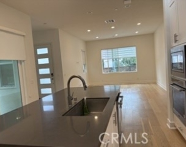 213 Paramount - Photo Thumbnail 2