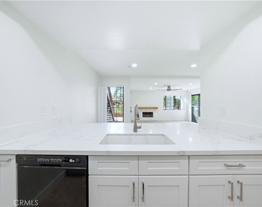 421 Coral Reef - Photo Thumbnail 12