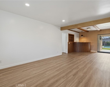 9060 Suva St - Photo Thumbnail 7