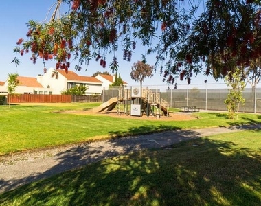 527 Martinique Drive - Photo Thumbnail 11