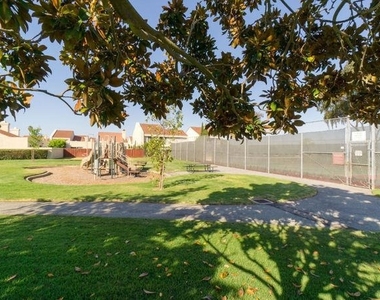 527 Martinique Drive - Photo Thumbnail 12