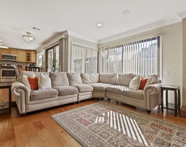 527 Martinique Drive - Photo Thumbnail 5