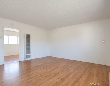 915 E Palmer Avenue - Photo Thumbnail 6