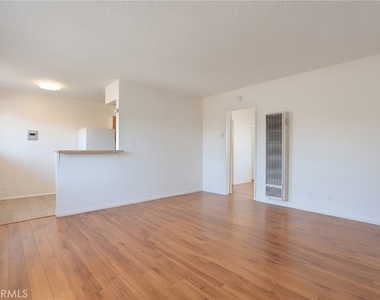 915 E Palmer Avenue - Photo Thumbnail 2