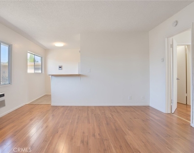 915 E Palmer Avenue - Photo Thumbnail 3