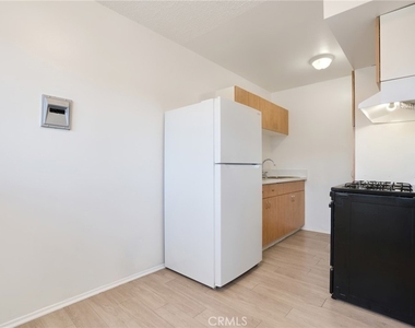 915 E Palmer Avenue - Photo Thumbnail 9