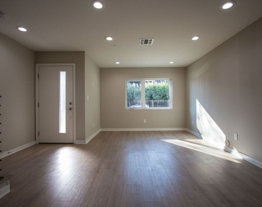 4922 Laurel Canyon Boulevard - Photo Thumbnail 10