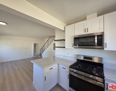 1185 W 22nd Street - Photo Thumbnail 5