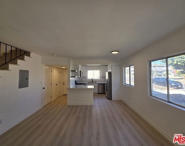1185 W 22nd Street - Photo Thumbnail 2